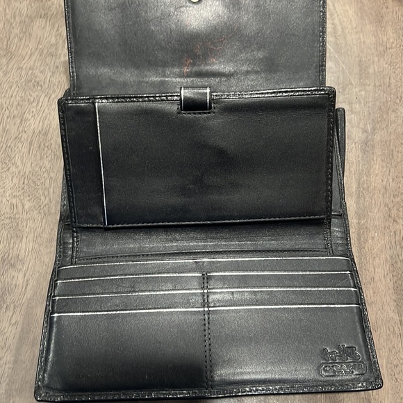 Coach wallet used has imperfections - Picture 3 of 4
